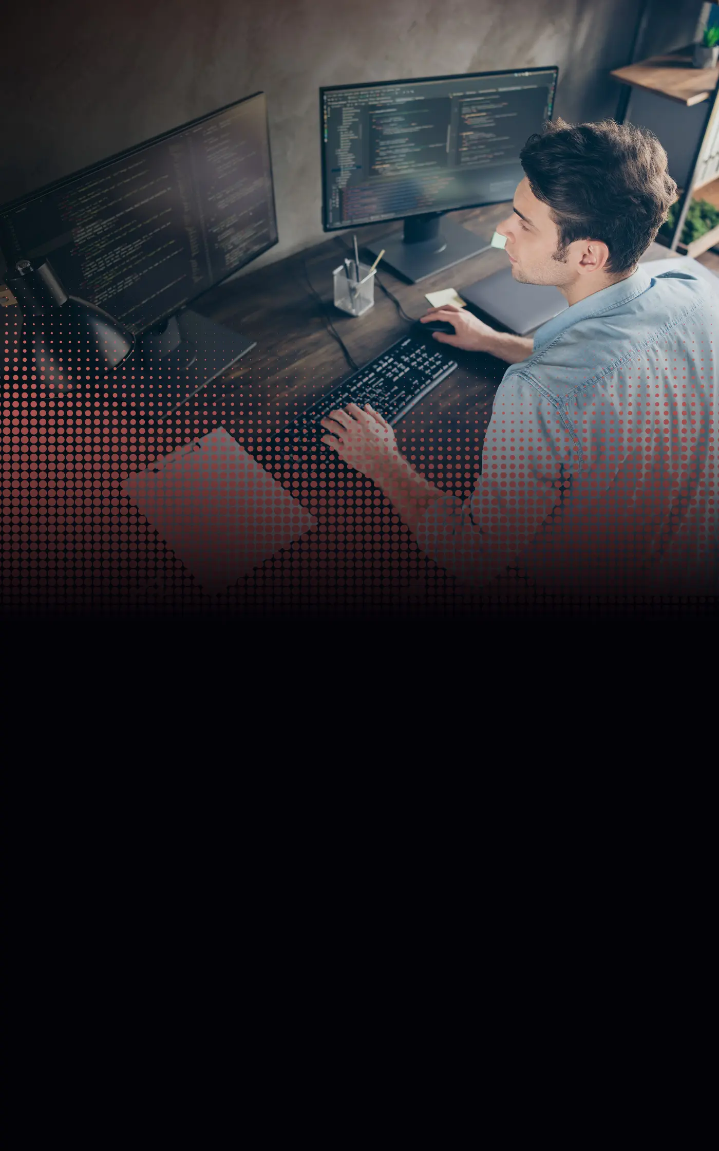 Una persona trabajando con una computadora
