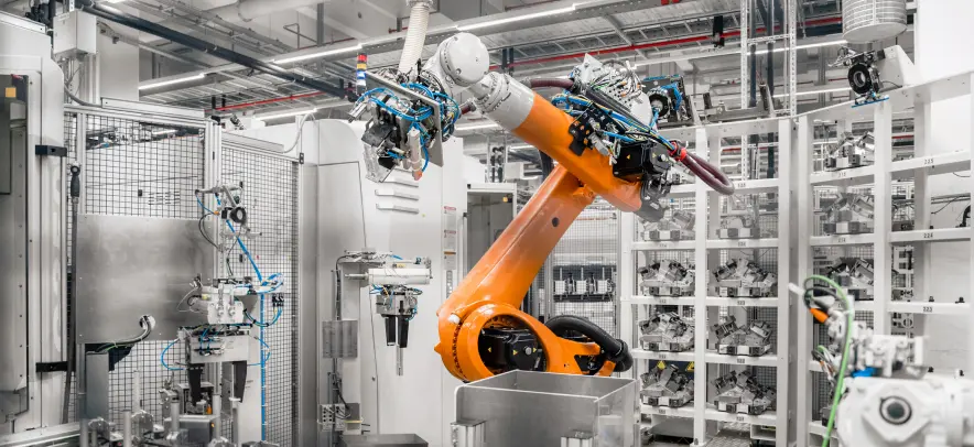 Brazo robótico en una línea de producción